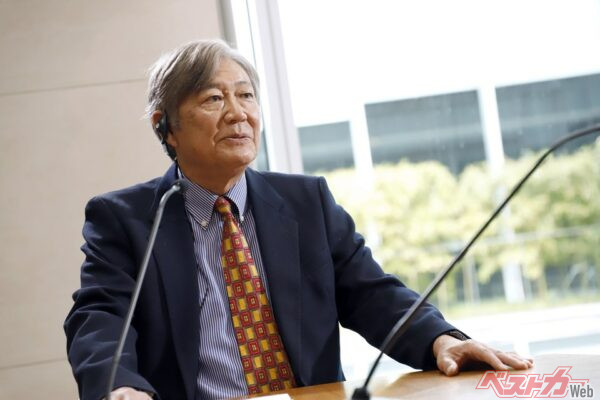 舌鋒鋭くエスピノーサ社長に質問をぶつける国沢光宏氏