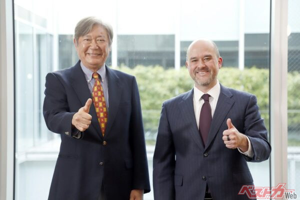 対談終えて記念撮影をする国沢光宏氏とエスピノーサ社長