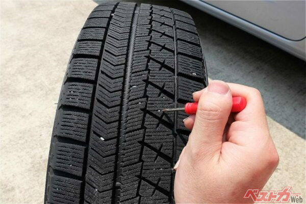 挟まった小石は鋭利なもので取り出さないこと。ドライバーを使うのがベターだ（写真AC）