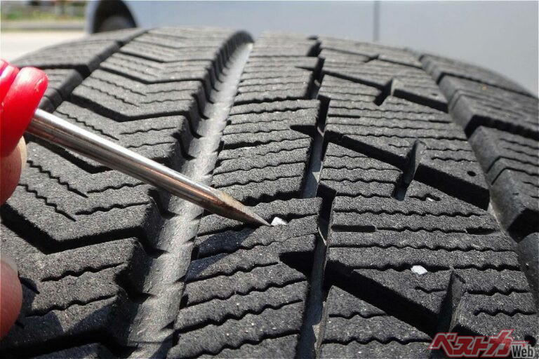 タイヤの溝に挟まった石は取る？ 取らない？ 意外と知らないストーンリテンションの恐怖!!