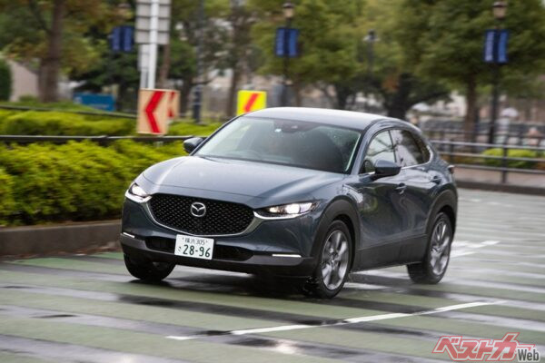 マツダ CX-30(価格:277万2000~359万7000円)。全長4395mmのほどよいサイズと洗練されたデザインが魅力