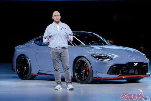 中国で行われた日産の中国事業40周年記念セレモニーにフェアレディZに乗り登壇したエスピノーサ氏