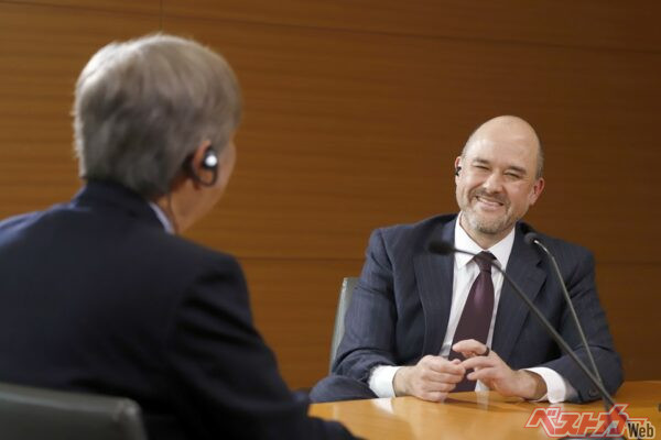 対談ではお互い笑顔をこぼす一幕も