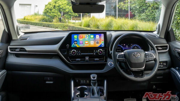 最近のトヨタらしい内装。メーターはもちろんフル液晶だ