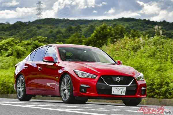 日産 スカイライン(中古車相場価格:130万~400万円)。中古でも魅力は色褪せない高級セダン