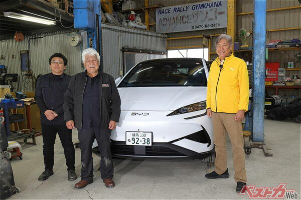 千葉県いすみ市にあるサンコーワークスにシーライオン7を持ち込んだ。中央が代表の喜多見孝弘さん、左は喜多見將煕さん