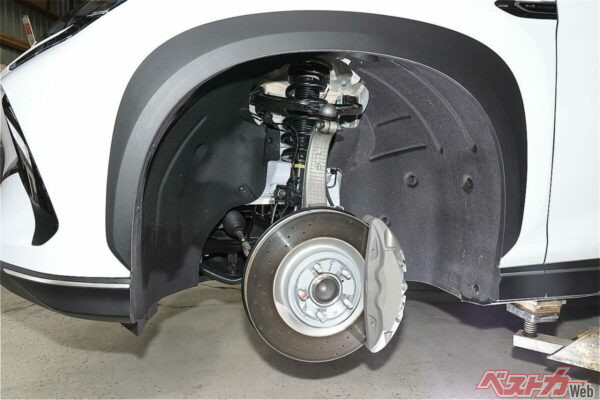 シーライオン7のフロントの足回り。ブレーキは対向4ポッドにベンチレーテッドドリルドローター。形式はダブルウィッシュボーンだがリンクを追加して高度な位置決めを行っている