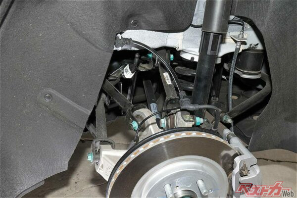 リアサスペンション。タイヤの上下動だけでなく駆動時や制動時の複雑なリンク構成のマルチリンク式。