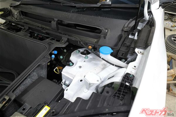 フロントサスのアッパーマウント付近。肉厚の鋼材を重ねて使い左右をタワーバーで繋いでいる。ナットも面圧を高める特殊なものを使っていた