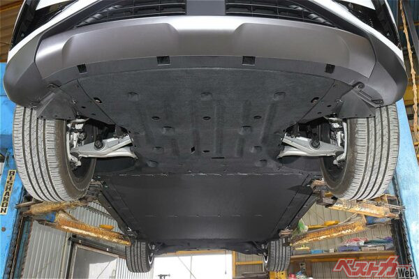 シーライオン7のフロア下。基本フラットフロアだが、フロントセクション後端に段差を設け、空気の抜けをよくしている