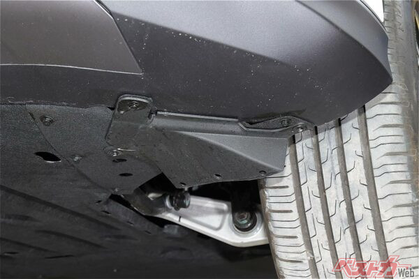 フロントタイヤ前方に入りされたフラップ。タイヤ周辺の乱流発生を抑え揚力を低減させる