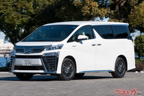 トヨタ ヴェルファイア（2代目・2015年登場）。コワモテのデザインに加え、全長4935×全幅1850×全高1935mmの堂々としたボディサイズを持つ