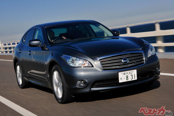 日産 フーガ（2代目・2009年登場）。パワーユニットは2.5L・V6と3.7L・V6、2010年には3.5L・V6ハイブリッドを設定した