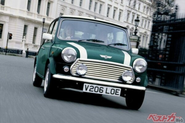 新車一台分の予算を目安に3台の中古車を揃えると年式はすべて古くなる。新旧の2台に絞れば新しいクルマと旧いクルマの良さを同時に味わえる