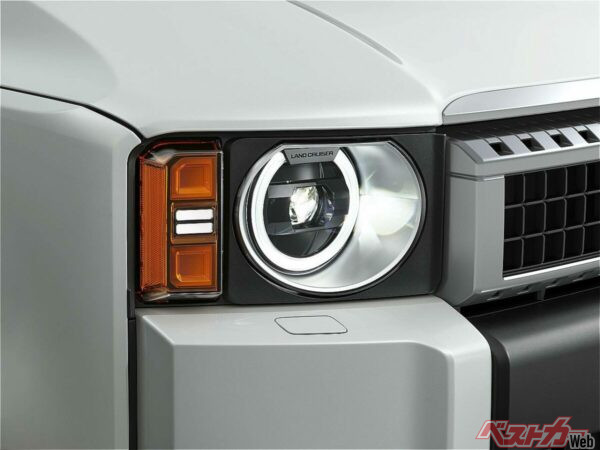 丸目型のヘッドランプはメーカーオプションに