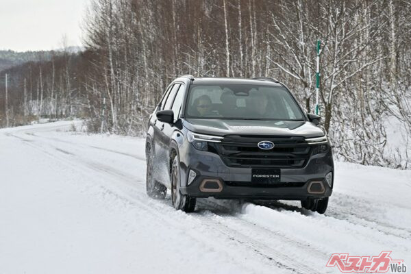 2025年登場新型フォレスター。写真はアイサイトX搭載モデル「SPORT EX」。Premium S:HEVグレードはストロングハイブリッド化までされた