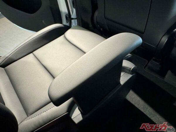 2列目シートには自動昇降機能付きのアームレストを装備。スイッチで高さも調節できる