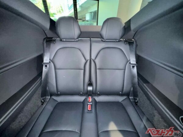 3列目シートは身長180cmが座ると頭上空間はコブシ1つ入るスペースだが窮屈とはさほど感じなかった。写真は超広角レンズのため、狭く見えるが……