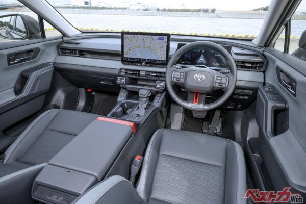 トヨタ初のスロープ表示という従来の平面的なHUDと比べ、奥行き感を持って表示できる機能が備わっている。