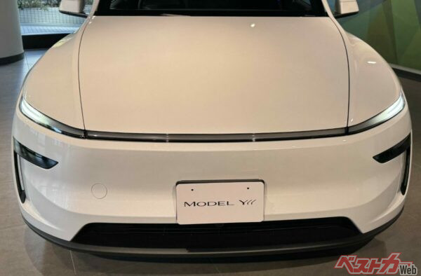 3列6人乗りのテスラモデルY L発売！　3列目はしっかり座れる？　実際に乗って内装をチェックしてみた