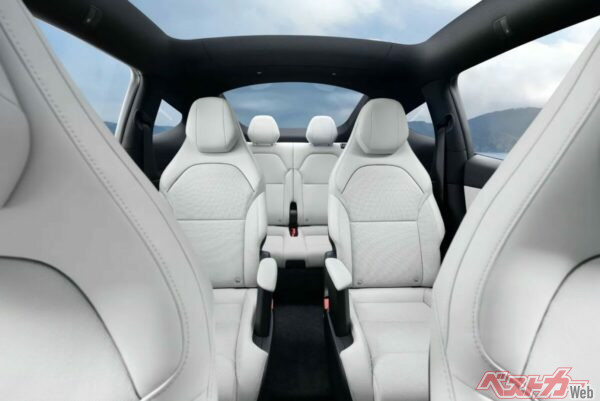 3列のシートを一望した公式写真。2列目の左右シートの間は狭くないので少しかがみながら3列目に簡単に移動できる