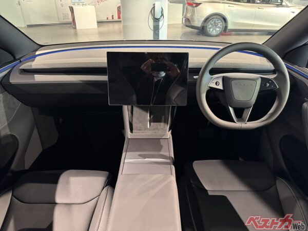 シンプルでクリーンなコクピット。モデルYから大きな変更はない