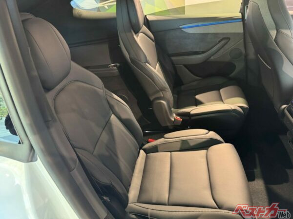 2列目シートは左右独立のキャプテンシート。前後にロングスライド。写真ではシートとの間が狭そうに見えるが実際は3列目のアクセスは狭くなかった。アームレストは格納している