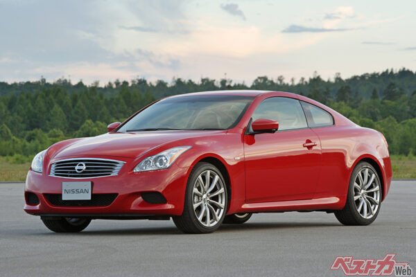 日産 スカイラインクーペ(CKV36型・2007年登場)。流麗なデザインが特徴。エンジンは333psの3.7L・V6で、ATだけでなく6MTも設定