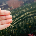 春の黄砂と花粉ヤバすぎ!! こすったら終わり…愛車を守る正しい洗車とNG行為