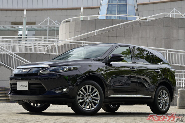 トヨタ ハリアー(3代目・2013年登場)。ちょいワルな佇まいと高級感のあるデザインで人気を集めた