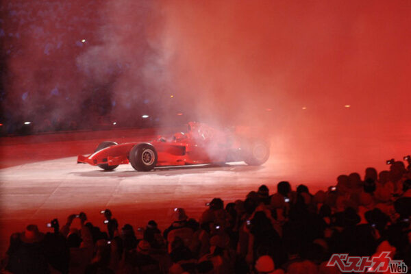 2006年トリノオリンピックの開会式で華麗なパフォーマンスを披露したフェラーリF1。V10サウンドの咆哮がスタジアムに響いた