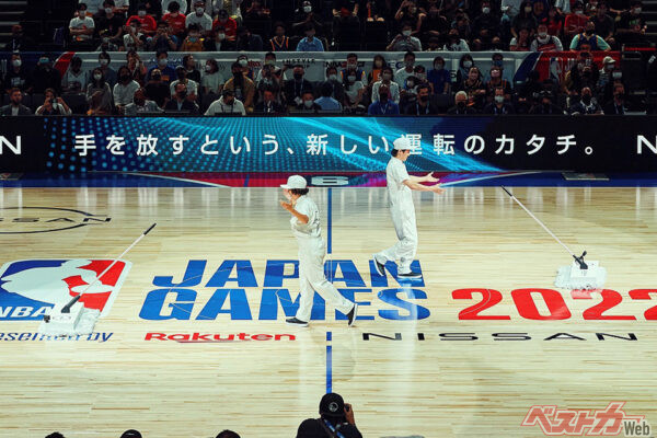 コートのモップがけを自動で行うパフォーマンスを披露して話題に