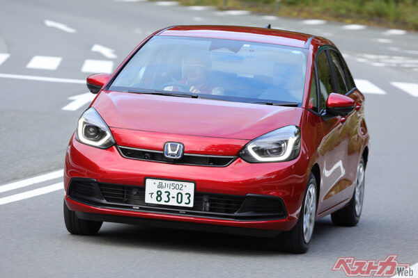ホンダ フィット。顔の好みは分かれるが車内の広さが魅力