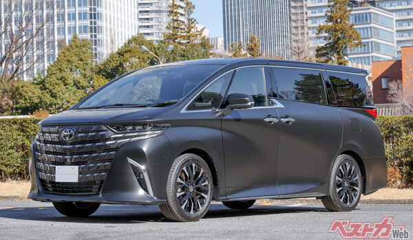 トヨタ アルファード。省略される装備はあるが500万円台前半から狙える