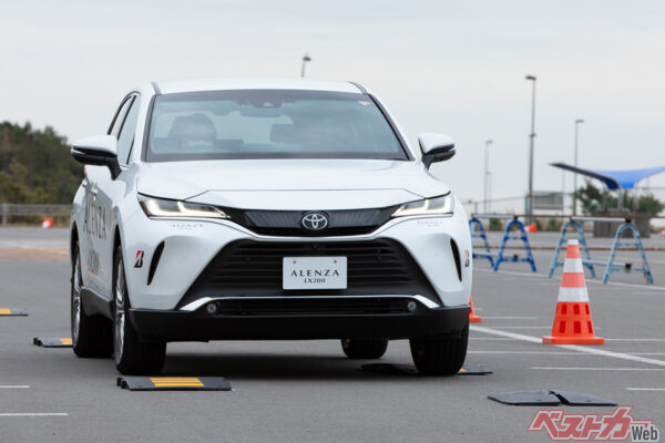 クローズドのテストフィールドでは段差通過をLX100との比較で確認することができた。LX200の衝撃吸収性の高さを実感