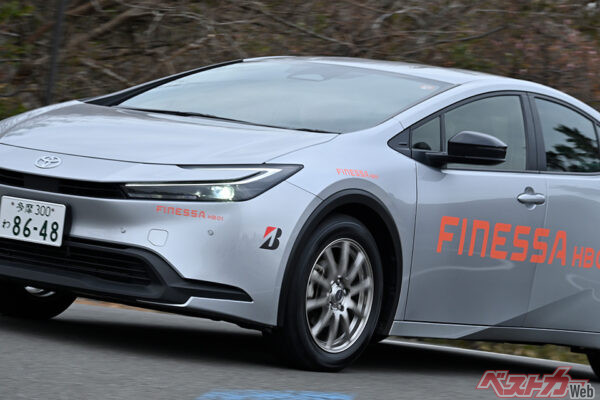 目の粗い舗装路面でもザラザラした高周波のパターンノイズを効果的に抑え、耳障りな騒音を感じさせない