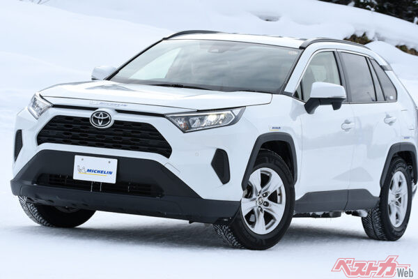 スタッドレスタイヤ「X-ICE＆SNOW」との比較で登坂発進を確認。アクセル操作を穏やかにすればグイグイ発進する