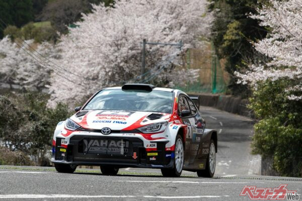 満開の桜の下走るヤリス丸。街はドライでも山はウェットという複雑な状況でもあった