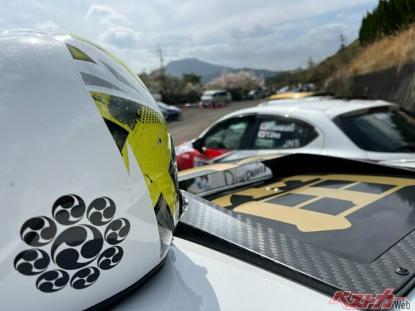 ヘルメットにも九曜巴紋でまるで戦国武将！　九曜巴紋はのちに上杉謙信となる長尾景虎の家紋でもある