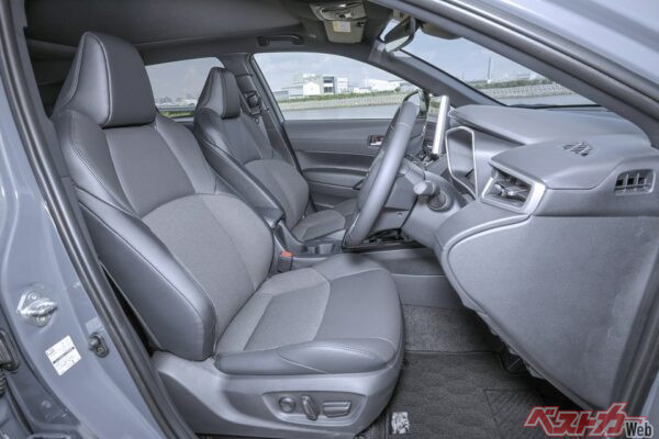 写真はカローラクロスの運転席。Zグレードにはシートベンチレーションが標準装備となっている