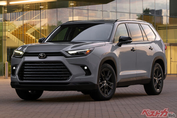 2023年に登場したトヨタ グランドハイランダーは、2.4Lターボと2.5Lハイブリッドを設定する