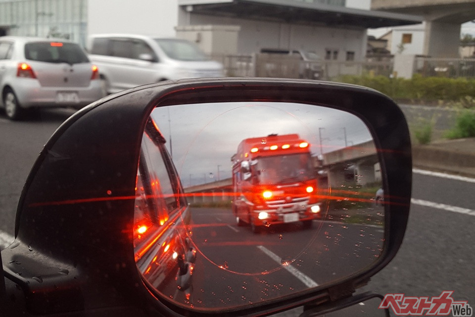 Mind-Blowing! Three 'Illegal' Driving Maneuvers in Japan That Are Actually Legal!
