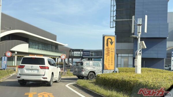 ランクル300を従えて国内に表れているパジェロ。ランクル300と比較してその体躯の大きさに注目してほしい