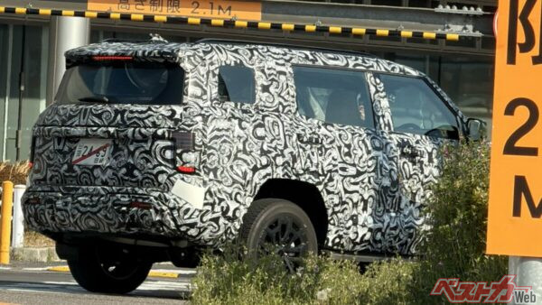 リアは背面タイヤはないデザイン。少し全高は低く抑えられているようにも見える