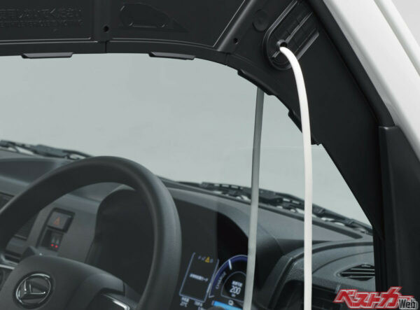 付属の外部給電アタッチメントを使用すれば、フロントドアとドアガラスを閉めた状態でも車外に電源コードを引き出して給電が可能