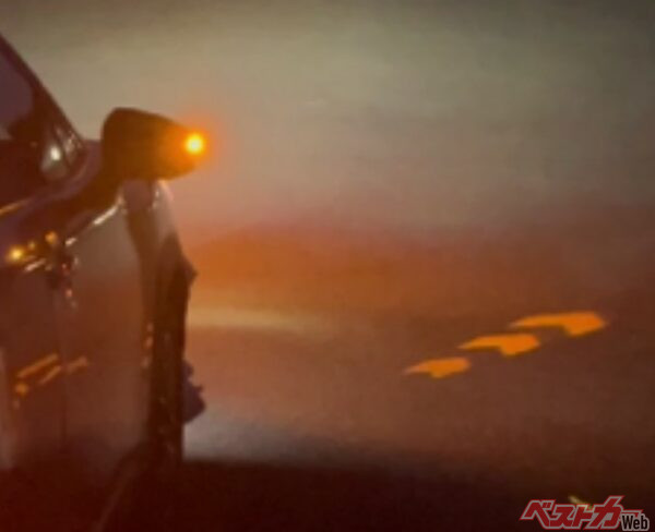 先が見通せない曲がり角などで、歩行者や周辺車両に自車の接近を通知することで、事故を未然に防ぐシグナルロードプロジェクション。マイナーチェンジしたカローラクロスが国内初採用となった