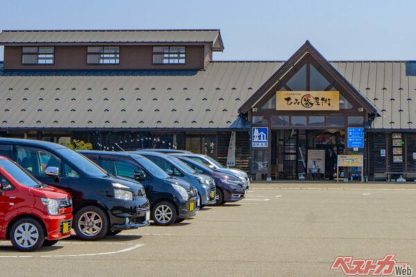 仮眠はOKで宿泊はNG!?　道の駅での車中泊は許されるのか？