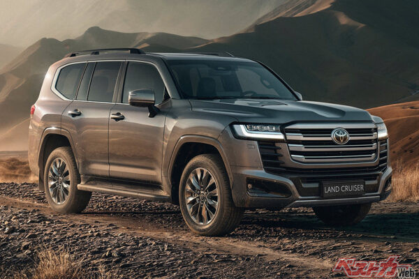 外観上での違いはHEVエンブレムの有無。それ以外はほぼ同じだ