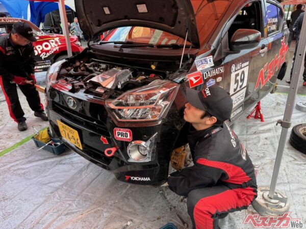 若手のディーラーメカニックが今回も大活躍。特に富山ダイハツの松田直樹君は手際よくロアアームを修復してくれた