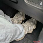 左足ブレーキは有効？ 危険？ 教習所が教えない謎テクニックのメリットとデメリット